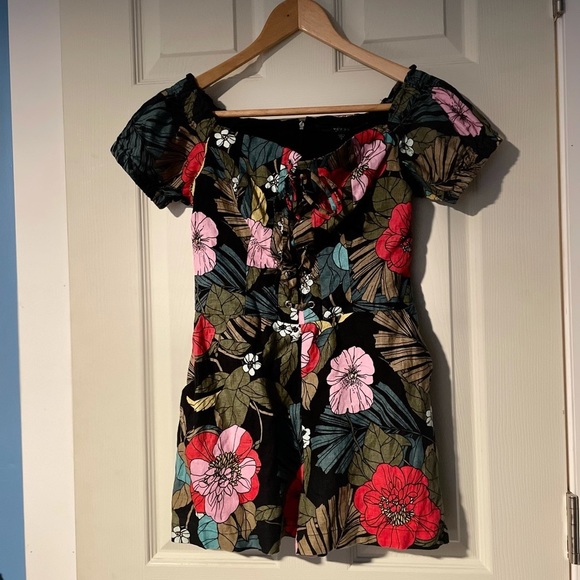 Guess floral romper. Size 0. - Picture 2 of 3